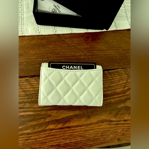 Chanel white sheepskin cardholder with gold hardware - Picture 7 of 8